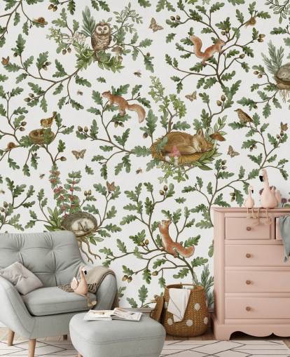murale con animali personalizzabile bianco e verde chiamato Playful Woods - White di Kikki Belle
