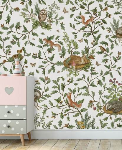 witte en groene aanpasbare dierenmuurschildering genaamd Playful Woods - White van Kikki Belle