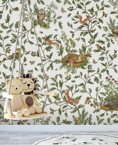 mural de animales personalizable blanco y verde llamado Playful Woods - White de Kikki Belle