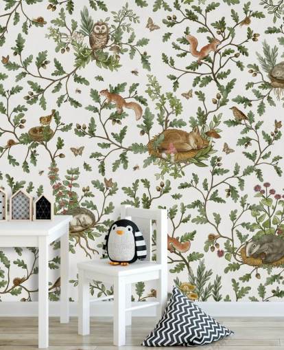 witte en groene aanpasbare dierenmuurschildering genaamd Playful Woods - White van Kikki Belle