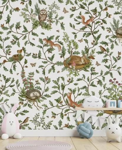 murale con animali personalizzabile bianco e verde chiamato Playful Woods - White di Kikki Belle