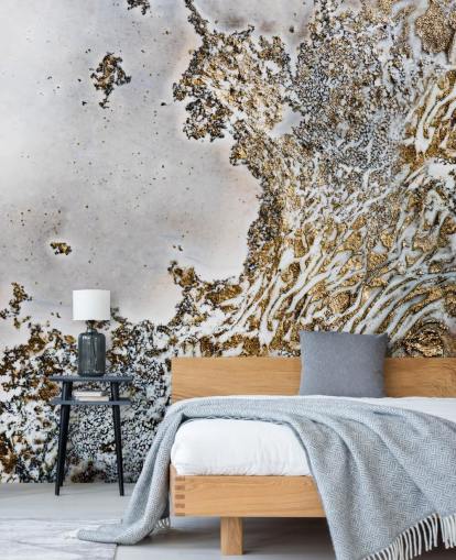 mural de parede abstrato personalizado em ouro e branco chamado Aztec Whispers de Petra Meikle de Vlas