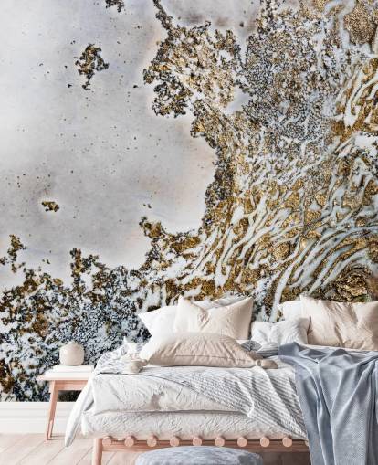 murale astratto personalizzato in oro e bianco chiamato Aztec Whispers di Petra Meikle de Vlas