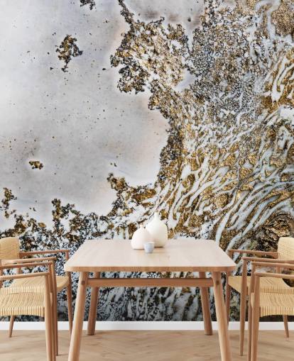 murale astratto personalizzato in oro e bianco chiamato Aztec Whispers di Petra Meikle de Vlas murale astratto personalizzato in oro e bianco chiamato Aztec Whispers di Petra Meikle de Vlas