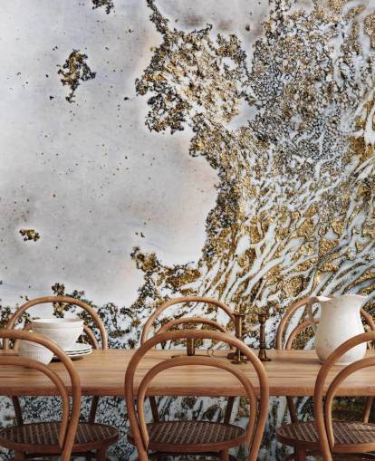 gouden en witte abstracte muurschildering op maat genaamd Aztec Whispers van Petra Meikle de Vlas