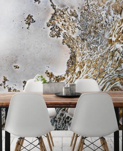 mural de pared abstracto personalizado en blanco y dorado llamado Aztec Whispers de Petra Meikle de Vlas