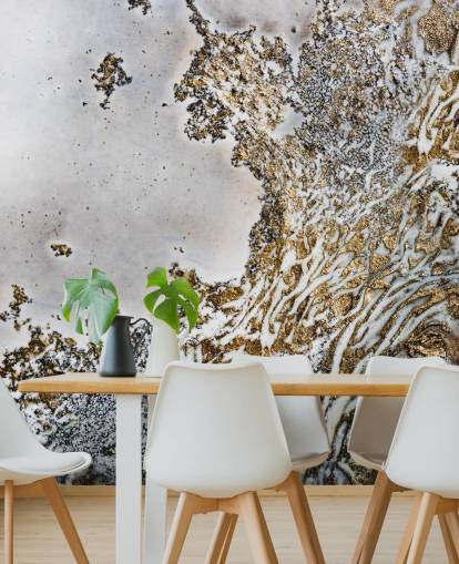 murale astratto personalizzato in oro e bianco chiamato Aztec Whispers di Petra Meikle de Vlas