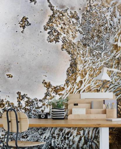 gouden en witte abstracte muurschildering op maat genaamd Aztec Whispers van Petra Meikle de Vlas