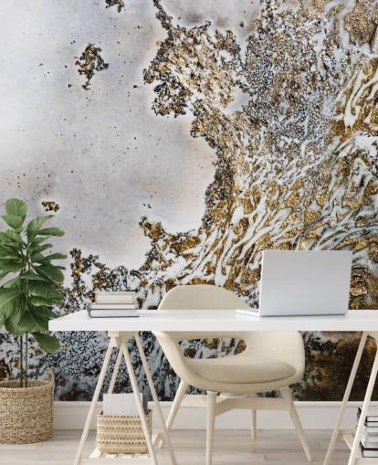 mural de pared abstracto personalizado en blanco y dorado llamado Aztec Whispers de Petra Meikle de Vlas