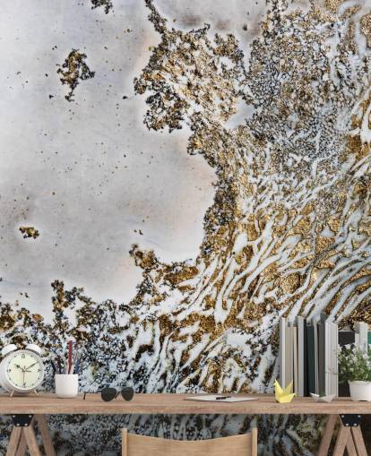 gouden en witte abstracte muurschildering op maat genaamd Aztec Whispers van Petra Meikle de Vlas