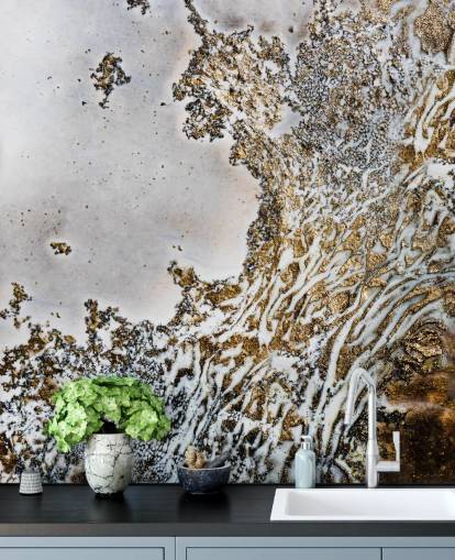 murale astratto personalizzato in oro e bianco chiamato Aztec Whispers di Petra Meikle de Vlas