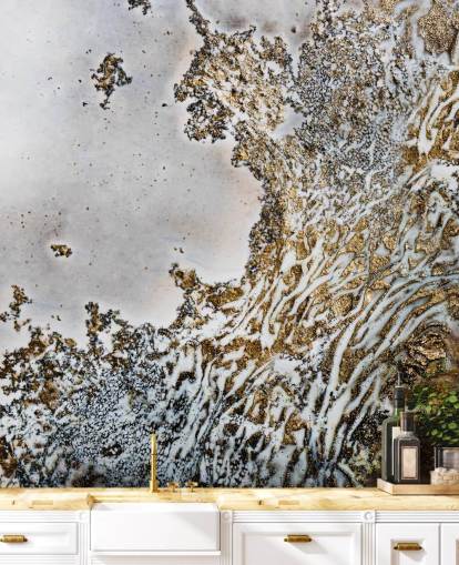 mural de parede abstrato personalizado em ouro e branco chamado Aztec Whispers de Petra Meikle de Vlas