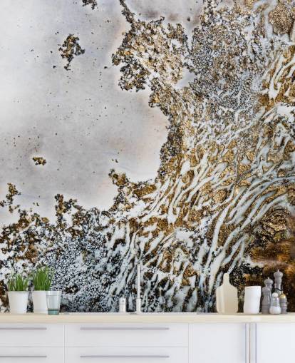 murale astratto personalizzato in oro e bianco chiamato Aztec Whispers di Petra Meikle de Vlas murale astratto personalizzato in oro e bianco chiamato Aztec Whispers di Petra Meikle de Vlas