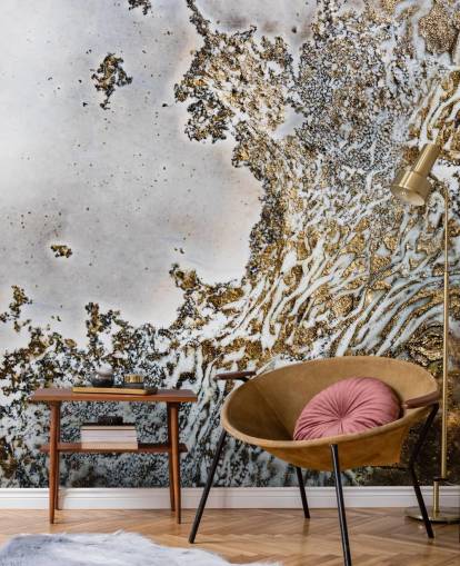 mural de pared abstracto personalizado en blanco y dorado llamado Aztec Whispers de Petra Meikle de Vlas