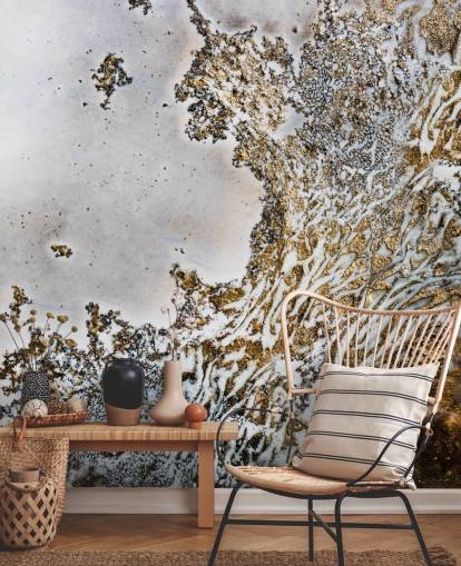 mural de pared abstracto personalizado en blanco y dorado llamado Aztec Whispers de Petra Meikle de Vlas