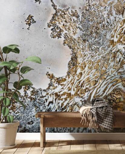 murale astratto personalizzato in oro e bianco chiamato Aztec Whispers di Petra Meikle de Vlas