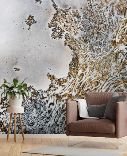 mural de pared abstracto personalizado en blanco y dorado llamado Aztec Whispers de Petra Meikle de Vlas