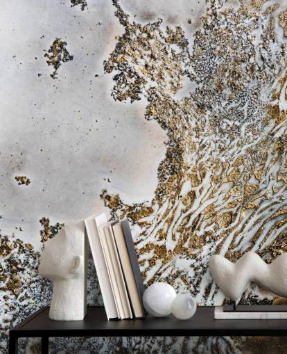 mural de pared abstracto personalizado en blanco y dorado llamado Aztec Whispers de Petra Meikle de Vlas