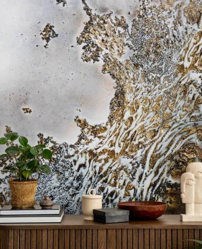 mural de pared abstracto personalizado en blanco y dorado llamado Aztec Whispers de Petra Meikle de Vlas