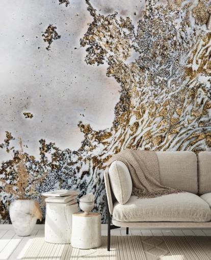 murale astratto personalizzato in oro e bianco chiamato Aztec Whispers di Petra Meikle de Vlas