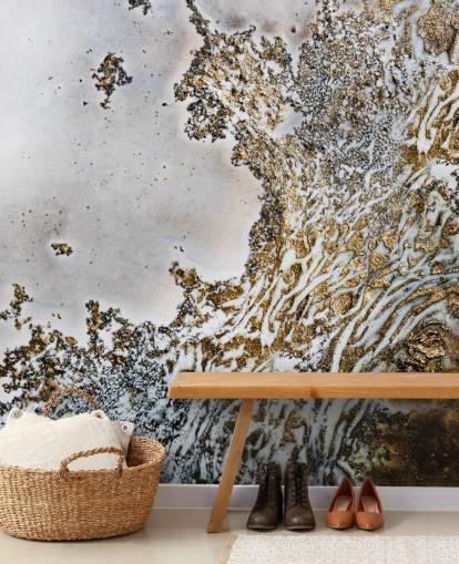 mural de pared abstracto personalizado en blanco y dorado llamado Aztec Whispers de Petra Meikle de Vlas