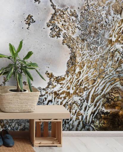 mural de pared abstracto personalizado en blanco y dorado llamado Aztec Whispers de Petra Meikle de Vlas