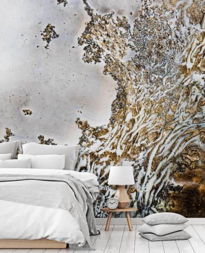 mural de parede abstrato personalizado em ouro e branco chamado Aztec Whispers de Petra Meikle de Vlas