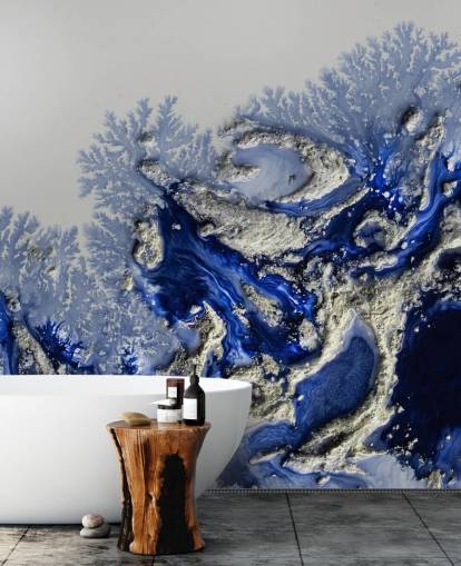 murale personalizzato blu scuro e oro chiamato Azure Escape di Petra Meikle de Vlas per camere da letto e bagni