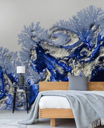 murale personalizzato blu scuro e oro chiamato Azure Escape di Petra Meikle de Vlas per camere da letto e bagni