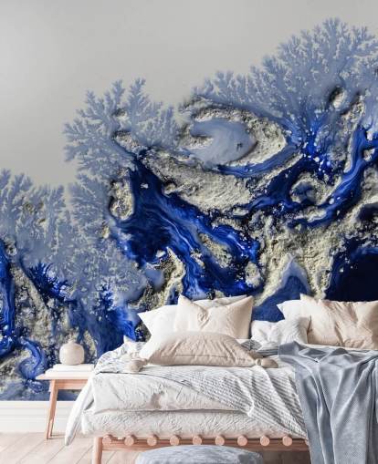 murale personalizzato blu scuro e oro chiamato Azure Escape di Petra Meikle de Vlas per camere da letto e bagni