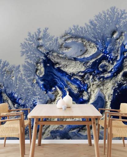 dunkelblaues und goldenes individuelles Wandbild namens Azure Escape von Petra Meikle de Vlas für Schlafzimmer und Badezimmer