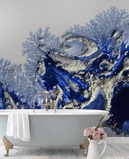 murale personalizzato blu scuro e oro chiamato Azure Escape di Petra Meikle de Vlas per camere da letto e bagni