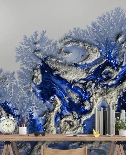 murale personalizzato blu scuro e oro chiamato Azure Escape di Petra Meikle de Vlas per camere da letto e bagni