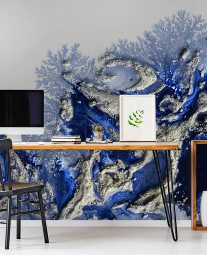 dunkelblaues und goldenes individuelles Wandbild namens Azure Escape von Petra Meikle de Vlas für Schlafzimmer und Badezimmer