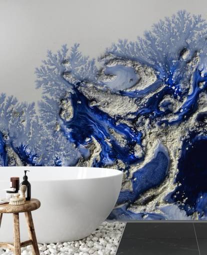 mural de pared personalizado azul oscuro y dorado llamado Azure Escape de Petra Meikle de Vlas para dormitorios y baños