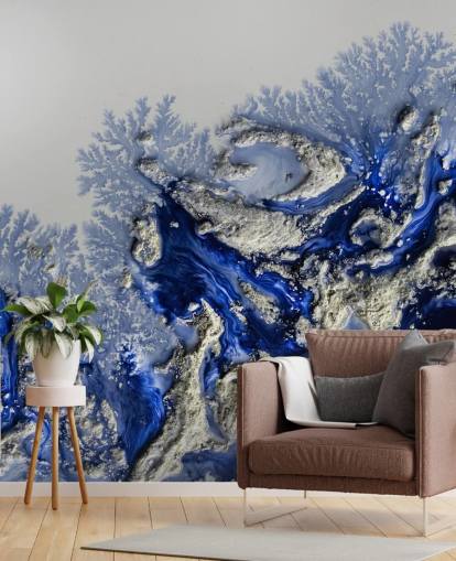 murale personalizzato blu scuro e oro chiamato Azure Escape di Petra Meikle de Vlas per camere da letto e bagni