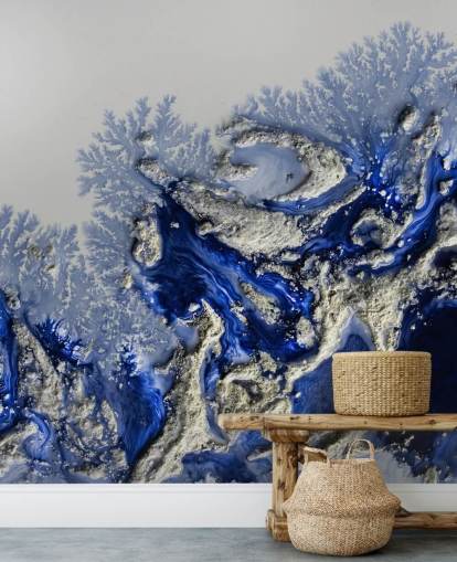 dunkelblaues und goldenes individuelles Wandbild namens Azure Escape von Petra Meikle de Vlas für Schlafzimmer und Badezimmer