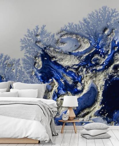 murale personalizzato blu scuro e oro chiamato Azure Escape di Petra Meikle de Vlas per camere da letto e bagni