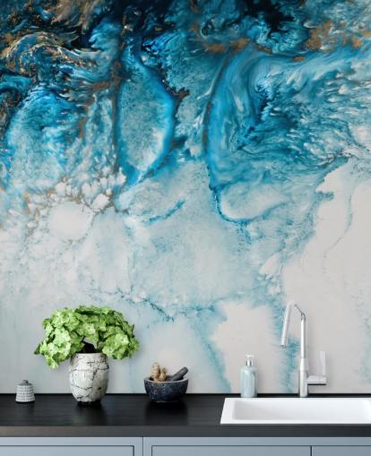 blauwe, gouden en witte aanpasbare abstracte oceaanmuurschildering genaamd Coastal Blues van Petra Meikle De Vlas