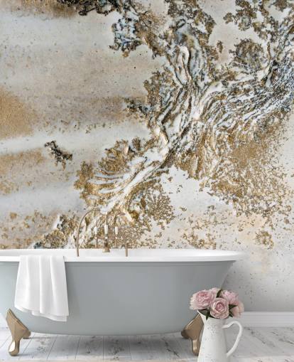 murale astratto personalizzato bianco e oro chiamato Entwined di Petra Meikle de Vlas per salotti, sale da pranzo e bagni