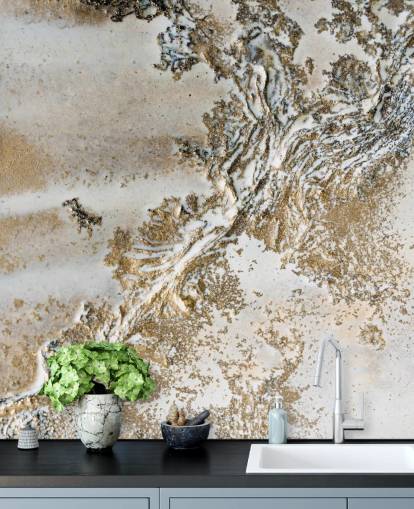 mural abstrato personalizado branco e dourado chamado Entwined de Petra Meikle de Vlas para salas de estar, salas de jantar e banheiros mural abstrato personalizado branco e dourado chamado Entwined de Petra Meikle de Vlas para salas de estar, salas de jantar e banheiros