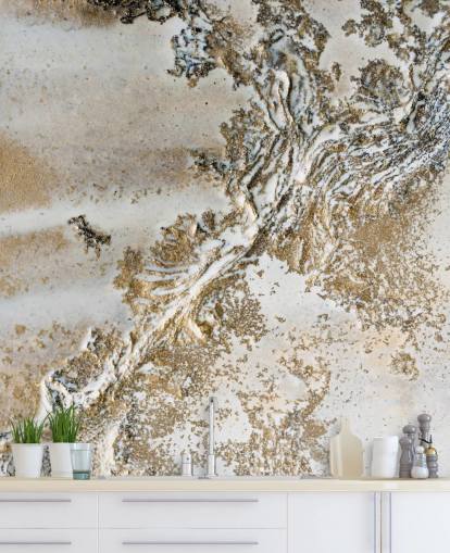 mural abstrato personalizado branco e dourado chamado Entwined de Petra Meikle de Vlas para salas de estar, salas de jantar e banheiros