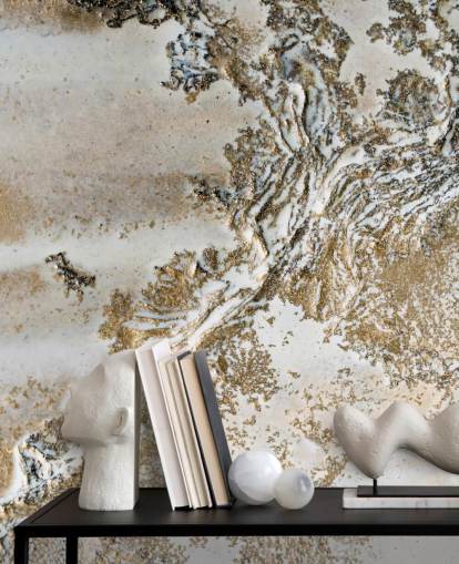 mural abstrato personalizado branco e dourado chamado Entwined de Petra Meikle de Vlas para salas de estar, salas de jantar e banheiros