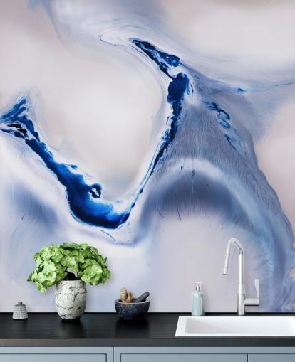 mural abstrato personalizável em azul e branco chamado Gentle Flow de Petra Meikle de Vlas