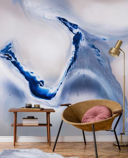 personalisierbares abstraktes Wandbild in Blau und Weiß namens Gentle Flow von Petra Meikle de Vlas