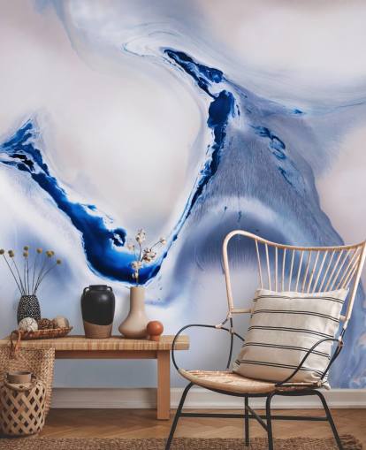 personalisierbares abstraktes Wandbild in Blau und Weiß namens Gentle Flow von Petra Meikle de Vlas