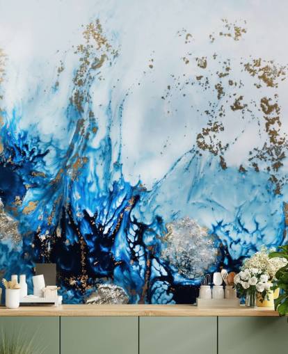 mural abstrato personalizável em azul e dourado chamado Gently Drifting para quartos, salas de estar e banheiros