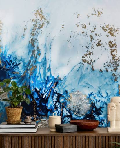 mural abstrato personalizável em azul e dourado chamado Gently Drifting para quartos, salas de estar e banheiros