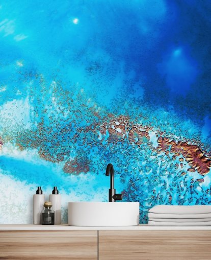 fresque murale abstraite bleue personnalisable sur l'océan appelée Into the Blue par Petra Meikle de Vlas pour les salles de bain et les chambres
