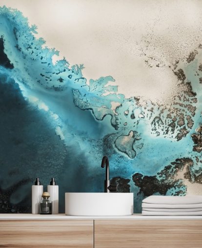 murale personalizzabile con sabbia blu e dorata chiamato Maritime Majesty di Petra Meikle de Vlas per bagni e cucine